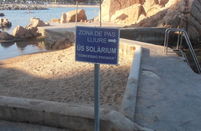 Cal retirar els rètols prohibitius de la platja de Can Rius