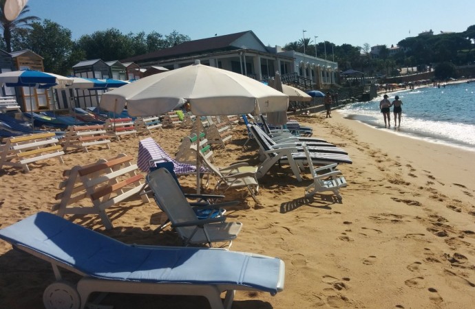 Ocupació il·legal a la platja de Sant Pol