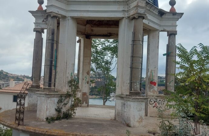 Volem que es recuperi la glorieta del trencadís