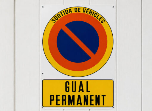 Proposem regular la figura del “gual amb autorització d’estacionament”