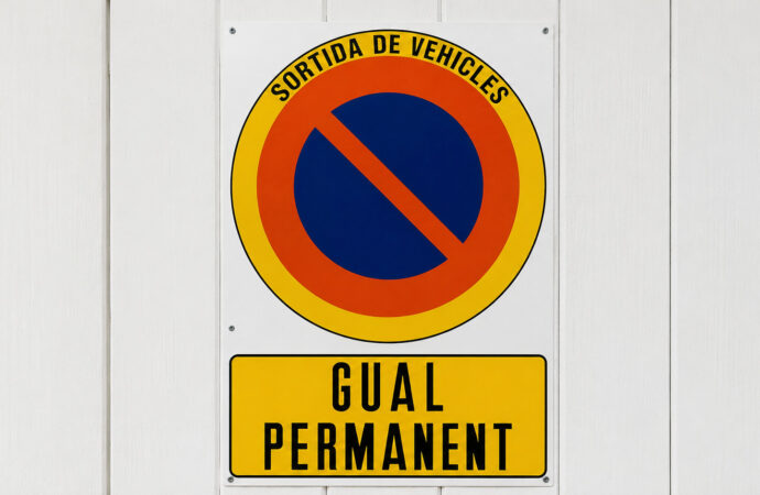 Proposem regular la figura del “gual amb autorització d’estacionament”